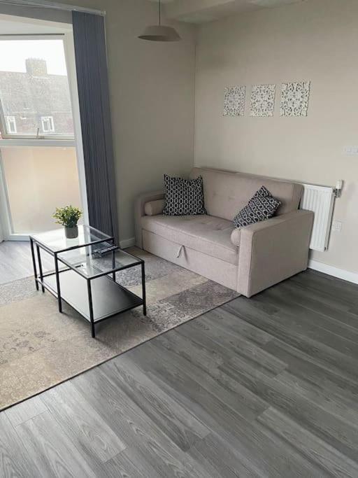 Modern 1-Bedroom Apartment Close To City Airport Londen Buitenkant foto